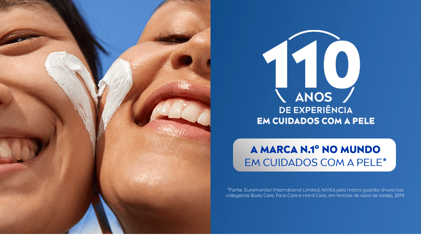 A imagem é dividida ao meio. No lado esquerdo, duas pessoas sorriem com os rostos lado a lado. Na pele delas, é aplicado uma quantidade de creme que forma um coração. Ao lado direito, o selo de 110 anos de experiência é exibido em um fundo azul escuro.