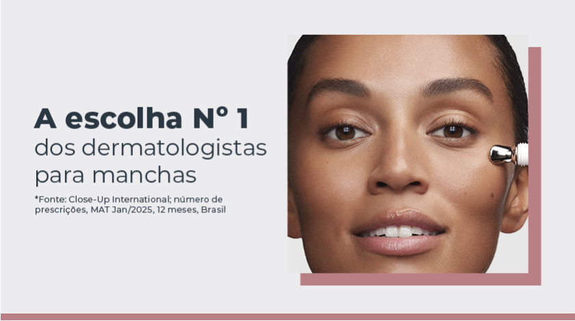 Banner publicitário mostrando o rosto de uma mulher com pele uniforme e expressão serena. Ao lado, ela aplica o produto na região dos olhos.