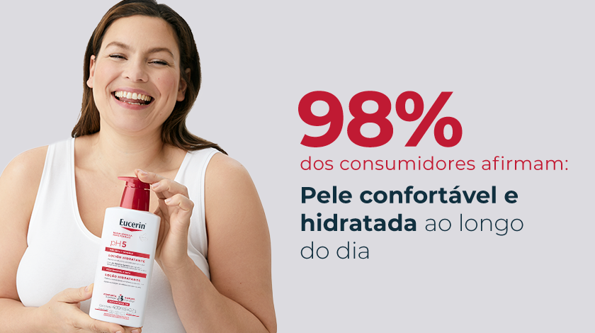 Mulher sorrindo com a pele visivelmente hidratada, segurando o produto.