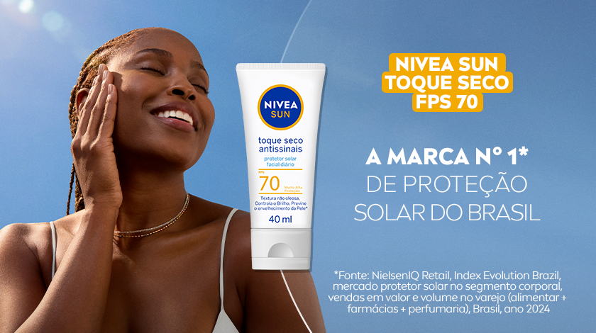 Mulher sorrindo ao sol. Em destaque, é apresentado o protetor facial NIVEA Toque Seco FPS 70.