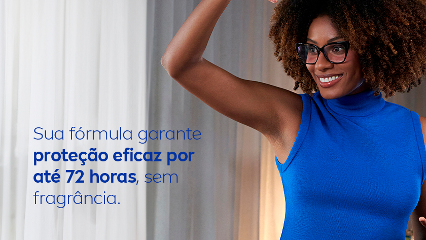 Mulher negra de cabelos cacheados, sorridente, usando blusa azul sem mangas e levantando o braço. Texto à esquerda destacando proteção eficaz por até 72 horas, sem fragrância.