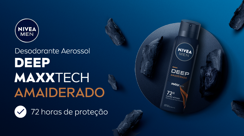 Fundo azul com textura suave e carvão em destaque. Desodorante aerossol NIVEA MEN Deep MaxxTech Amadeirado em preto e azul escuro, posicionado em uma superfície redonda. Texto em branco e laranja destacando 72 horas de proteção.