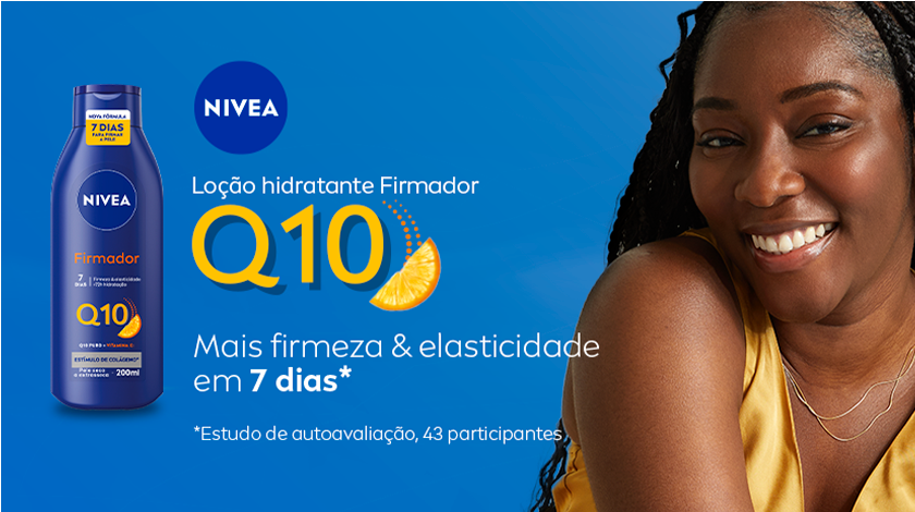 imagem com fundo azul em tom médio, produto localizado a esquerda da imagem, texto localizado a esquerda e modelo localizada na direita da imagem