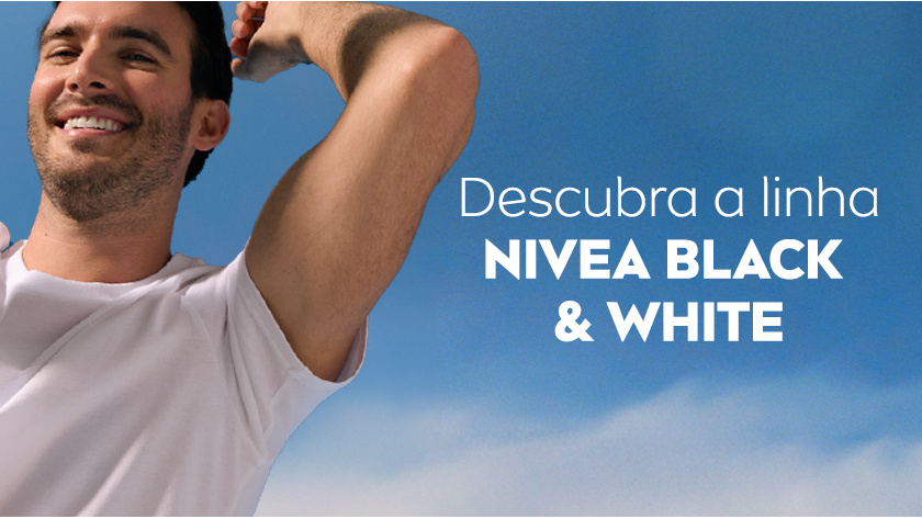 Imagem com fundo de céu azul. Ao lado esquerdo, um modelo sorri, enquanto levanta o braço, mostrando a axila.