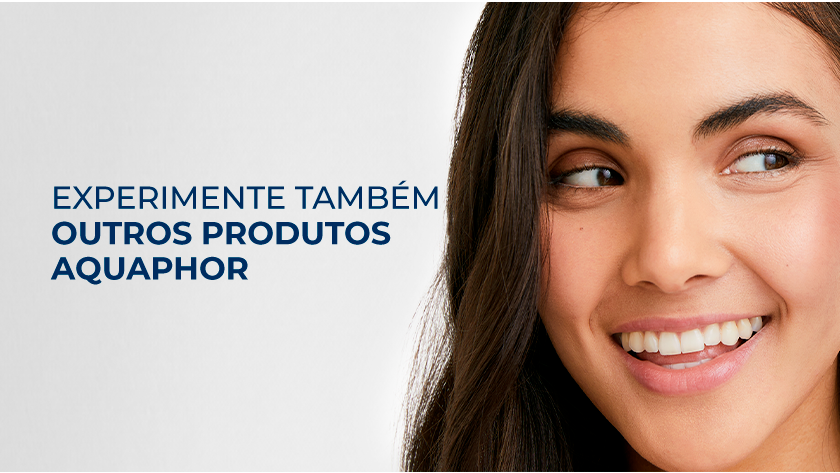 Imagem com fundo neutro. Ao lado direito, uma mulher sorri.