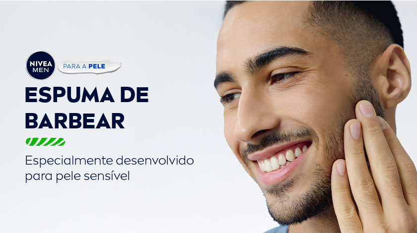 Homem sorridente passando a mão no rosto. O fundo é cinza claro, e ao canto superior esquerdo é apresentado o logo de NIVEA men para a pele.