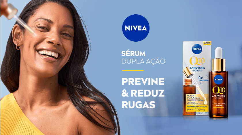Fundo azul claro. À esquerda, uma mulher de pele negra, cabelos longos e lisos, veste uma blusa amarela de um ombro só. Ela sorri enquanto aplica um sérum no rosto com um conta-gotas. À direita, aparece o frasco do produto NIVEA Q10 Anti-Wrinkle Expert (frasco marrom com conta-gotas branco) ao lado da embalagem. O logotipo da NIVEA (círculo azul com letras brancas) está no topo da imagem.