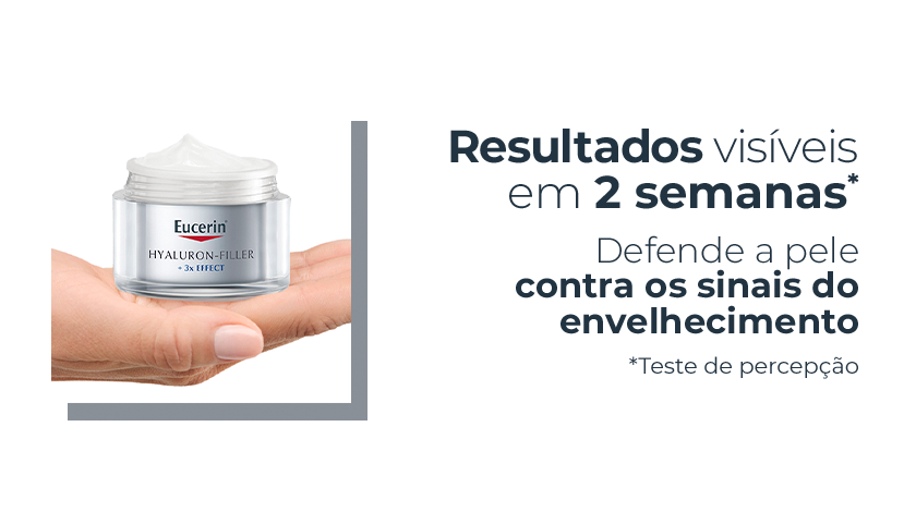 Imagem com fundo branco. Ao lado esquerdo, uma mão em destaque segura o produto.