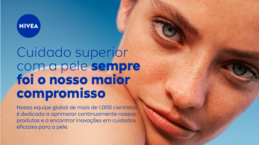 Close em um mulher de pele clara olhando para a câmera com fundo azul e mensagem sobre o compromisso da NIVEA com a qualidade dos cuidados com a pele.