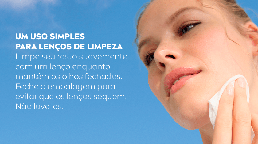 Mulher usando o lenço para limpar o rosto, o fundo é um céu azul.