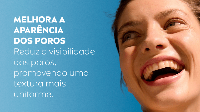 Mulher sorrindo enquanto olha para cima. O fundo é um céu azul.