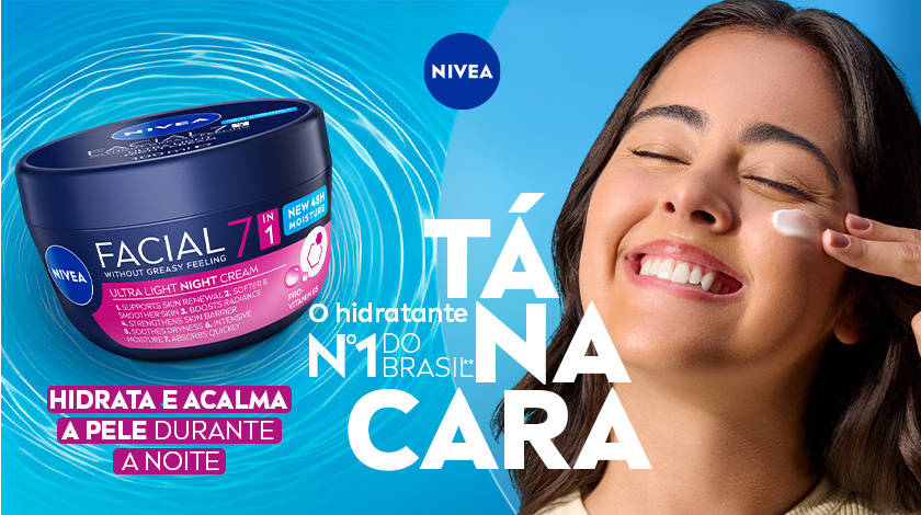 Fundo azul claro. Ao centro, pote do creme NIVEA Facial 7 em 1 Noturno Ultraleve, com embalagem azul. O produto está levemente inclinado. À direita, uma mulher aparece.