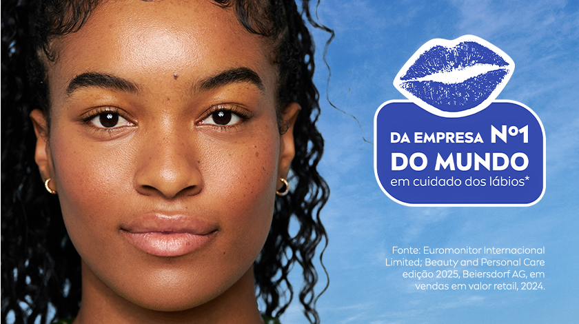 Rosto de uma mulher com pele hidratada olhando para a câmera, com selo destacando a NIVEA como empresa número 1 do mundo em cuidado dos lábios.