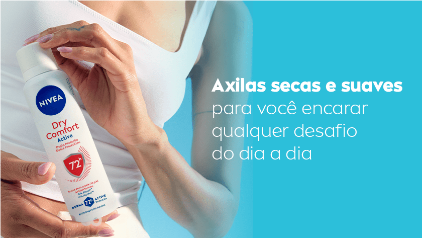 Fundo azul claro em degradê. À esquerda, uma mulher veste regata branca e segura o desodorante NIVEA Dry Comfort Active com as duas mãos. A embalagem é branca com detalhes em vermelho e azul.