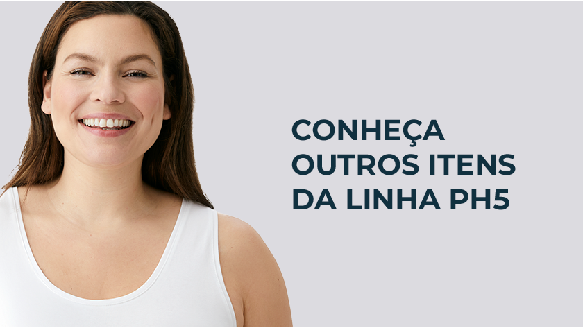 Imagem com fundo neutro. Ao lado esquerdo, uma mulher de regata branca sorri.