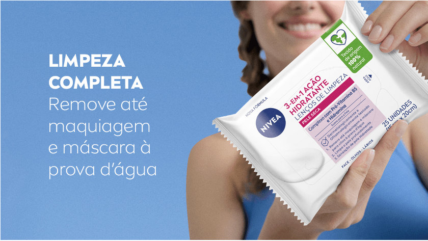 Pessoa usando lenço NIVEA e segurando a embalagem. O fundo é um céu azul.