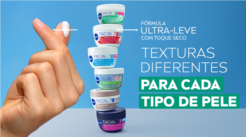 Imagem com fundo azul claro. Ao lado esquerdo, uma mão faz um símbolo de coração com um pouco de creme em um dos dedos. Ao centro, todos os potinhos da linha aparecem empilhados um em cima do outro.