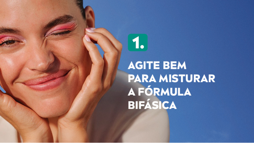 1. AGITE BEM PARA MISTURAR A FÓRMULA BIFÁSICA Imagem com fundo azul. Ao lado esquerdo, uma mulher aparece sorrindo com as mãos no rosto.