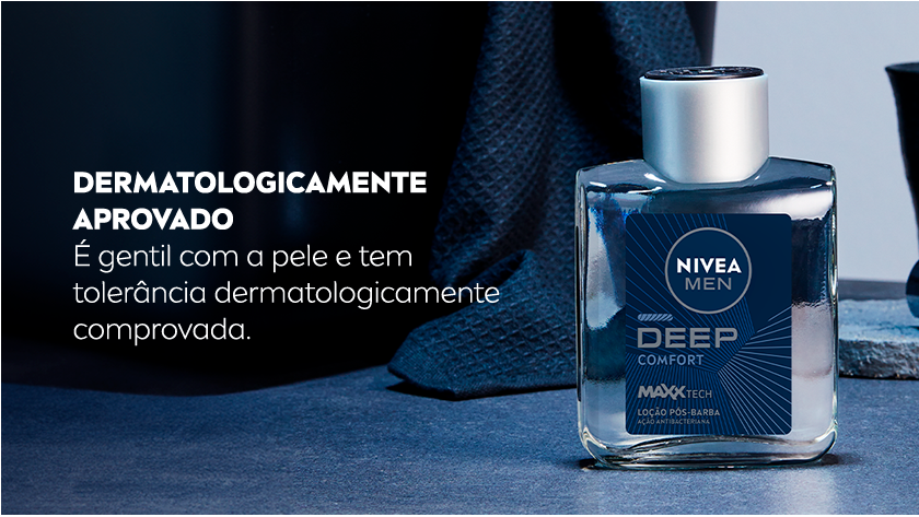 Fragmentos de carvão ativado flutuando sobre fundo azul escuro.