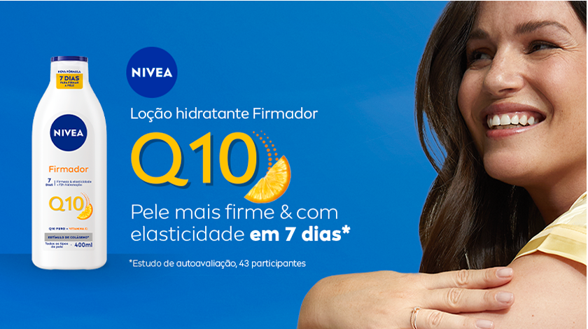 imagem com fundo azul em tom médio, produto localizado a esquerda da imagem, texto localizado a esquerda e modelo localizada na direita da imagem