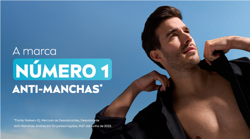 Imagem com fundo azul. Ao lado direito, um modelo aparece em destaque com a camisa aberta.