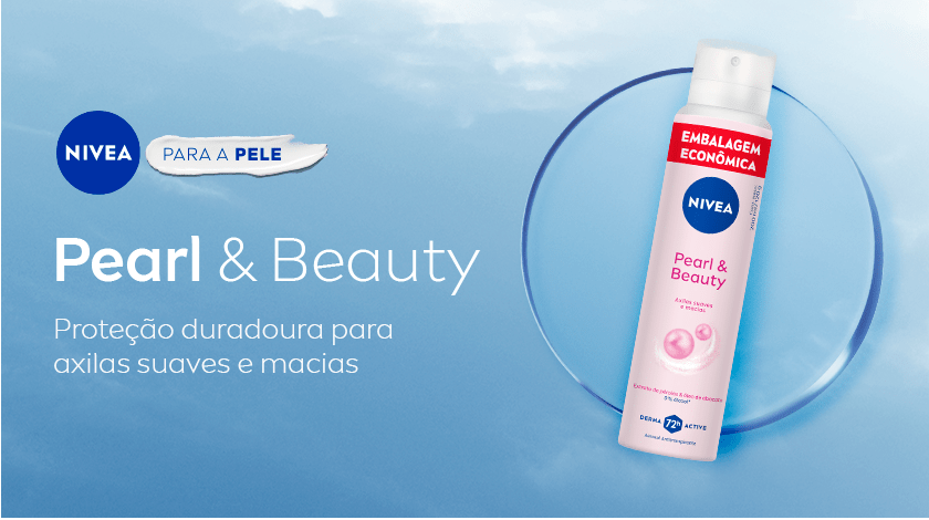 Pearl & Beauty Proteção duradoura para axilas suaves e macias Fundo azul claro e textura suave de nuvens. À direita, o desodorante aerosol NIVEA Pearl & Beauty está inclinado levemente, com embalagem em tons de rosa claro. Ao lado, há um vidro, um círculo translúcido que envolve o produto. À esquerda da imagem, o logo da NIVEA aparece no topo.