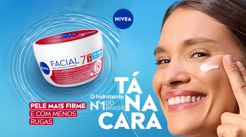 Fundo azul claro. Ao centro, pote do creme NIVEA Facial 7 em 1 Antissinais Ultraleve, com tampa vermelha e embalagem branca e azul. O produto está levemente inclinado. À direita, uma mulher sorri enquanto aplica o produto.