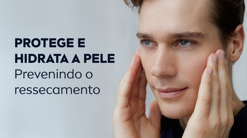 Homem passando a mão no rosto. O fundo é cinza claro.