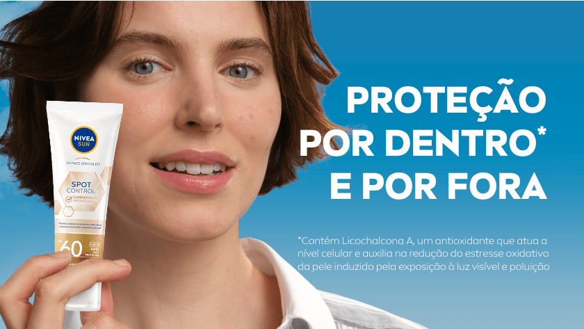Mulher de pele clara segurando um tubo do protetor solar NIVEA Sun Spot Control com FPS 60. O fundo é azul com efeito de gradiente. À direita, texto em destaque: 