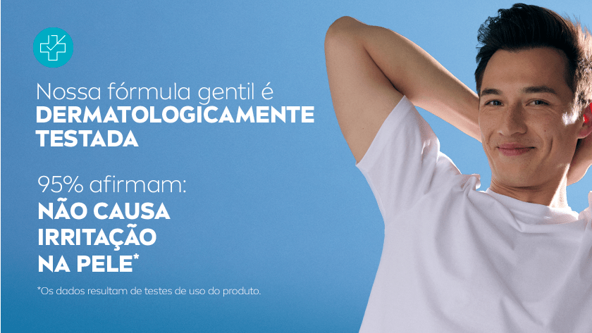 Fundo azul claro. À direita da imagem, aparece um homem branco de cabelos castanhos, ela está usando uma camiseta branca e está com os braços erguidos. Na parte superior esquerda, aparece um símbolo de cruz verde com um visto branco.