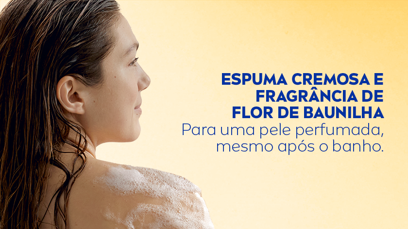 ESPUMA CREMOSA E FRAGRÂNCIA INTENSA DE FLOR DE BAUNILHA Para uma pele perfumada, mesmo após o banho. Mulher de perfil, com cabelos castanhos longos e molhados, aparece de costas durante o banho. Há espuma visível sobre seu ombro, sugerindo o uso de sabonete. O fundo é amarelo. À direita da imagem, em letras azuis, está o texto.