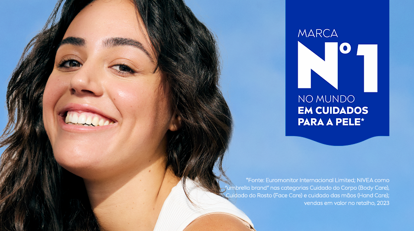 MARCA N°1 NO MUNDO EM CUIDADOS PARA A PELE* Mulher sorridente de regata branca com fundo azul. Ao lado direito, é destacado o selo de Marca Nº1 no mundo em cuidados para a pele.