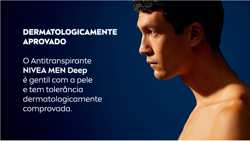 Fundo azul degradê com carvão ativado em destaque. Texto em branco destaca a fórmula com carvão ativado que reduz 99,9% das bactérias, proporcionando proteção contra odor e suor.