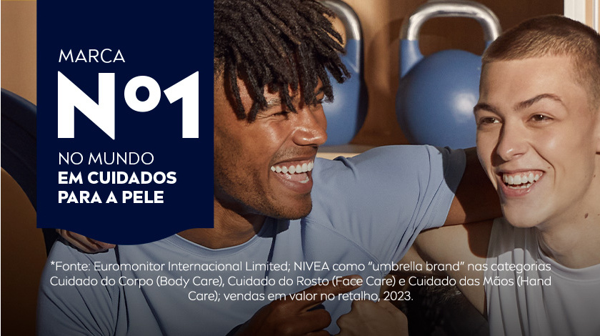 Dois homens sorrindo, um de pele clara e outro de pele negra, em ambiente interno, demonstrando companheirismo e cuidado com a pele. Ao lado esquerdo, o selo de marca Nº 1 no mundo em cuidados para a pele.