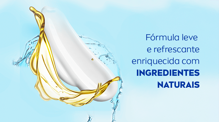 Fundo azul claro com efeito líquido. Ao centro, uma espátula branca curva com creme NIVEA Soft sendo envolvida por gotas de água e óleo dourado.