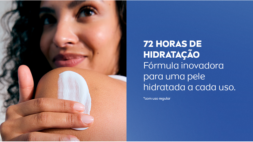 Mulher sorrindo aplica a loção no ombro. Fundo azul dividido com texto sobre hidratação prolongada.
