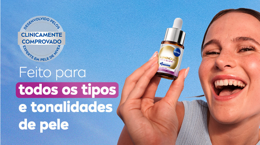 Mulher sorrindo segurando o Sérum NIVEA SkinGlow, com fundo azul claro. Selo de “Clinicamente comprovado” no canto superior esquerdo.