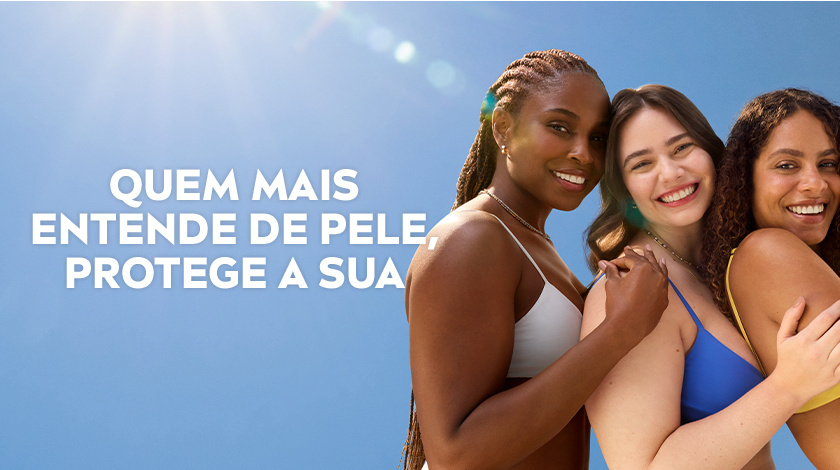 Fundo com céu azul. Ao lado direito, três mulheres de tons de peles diferentes se abraçam, enquanto sorriem.