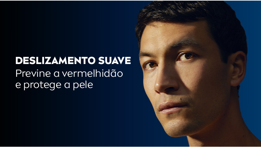 DESLIZAMENTO SUAVE Previne a vermelhidão e protege a pele Homem branco de cabelos castanhos curtos no canto direito. Texto em branco no lado esquerdo da imagem