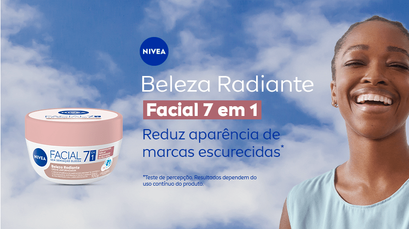 Mulher negra sorridente ao lado do produto NIVEA Facial 7 em 1, com céu azul ao fundo.