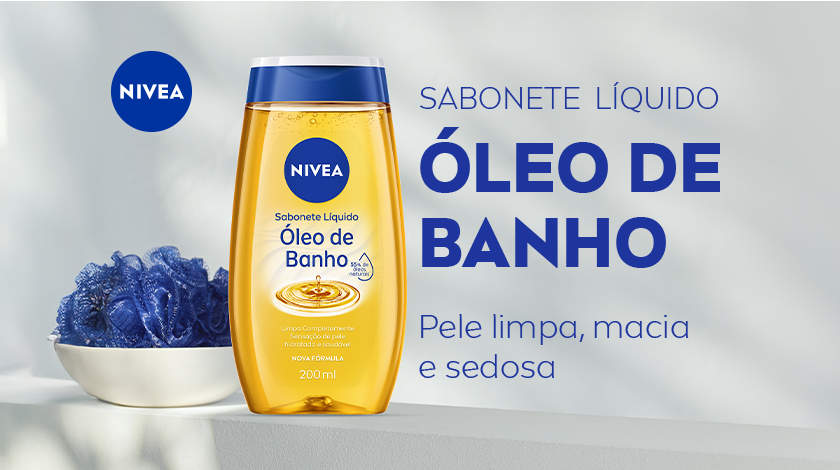 A imagem apresenta um frasco do Sabonete Líquido Óleo de Banho NIVEA, de cor alaranjada com tampa azul, posicionado sobre uma superfície clara. Ao lado do frasco, há uma esponja de banho azul dentro de um pequeno recipiente branco. O fundo é neutro e iluminado, transmitindo uma sensação de frescor e limpeza. O logotipo da NIVEA aparece no canto superior esquerdo da imagem.