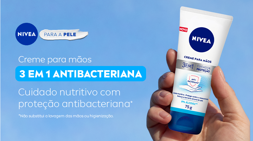 Creme para mãos 3 EM 1 ANTIBACTERIANA Cuidado nutritivo com proteção antibacteriana* Uma mão segurando um tubo do “NIVEA Creme para Mãos 3 em 1 Antibacteriana”, com fundo de céu azul. Na parte superior, é exibido o selo de NIVEA para a pele, com a frase em uma textura de creme.