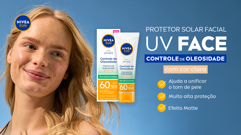 Fundo azul claro com brilho suave. À esquerda, mulher sorridente de cabelos loiros olha para o lado. À direita, duas embalagens do protetor solar NIVEA SUN UV Face Controle de Oleosidade, em pé.