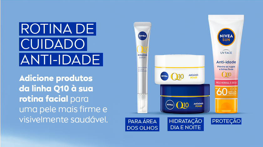 Fundo azul-claro. À direita da imagem, quatro produtos da NIVEA estão dispostos lado a lado: um tubo prateado com tampa transparente: NIVEA Q10 Antissinais Expert. Dois potes de creme: um branco e outro azul escuro, ambos da linha Q10 Antissinais Power. Um tubo branco com tampa amarela da linha NIVEA SUN.