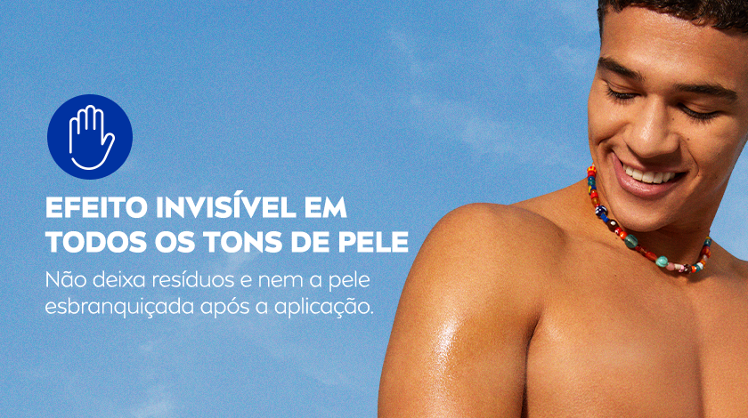 Homem sem camisa sorrindo ao sol, com colar no pescoço, mostrando os ombros. O fundo é um céu azul. Ao lado, um ícone azul com uma mão.
