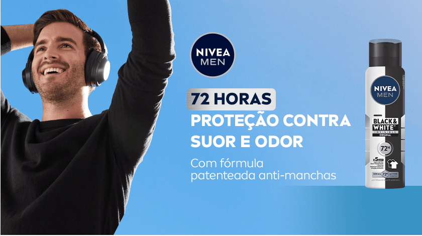 À esquerda, um homem jovem de barba curta, usando fones de ouvido grandes e pretos, sorrindo com os braços levantados, parecendo relaxado e feliz. Ele está usando um suéter preto de manga longa. Ao fundo, um degradê azul claro. No centro, o logo NIVEA MEN em azul escuro. À direita da imagem, uma embalagem do desodorante aerosol Nivea Men Black & White Invisible Original.