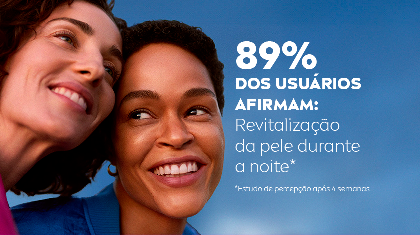 Duas mulheres sorridentes com pele saudável. O fundo é um céu azul.