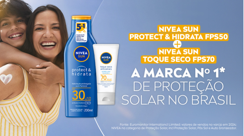 Fundo com céu azul. Ao lado esquerdo, uma mãe e um filho sorriem ao sol. Ao centro, os dois protetores solares aparecem em destaque.