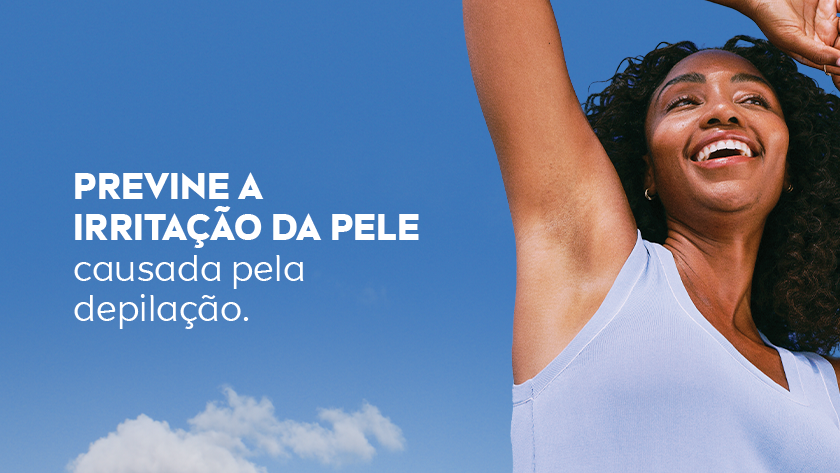 Fundo de céu azul com nuvens. Mulher negra com expressão confiante levanta os braços, vestindo regata azul clara.