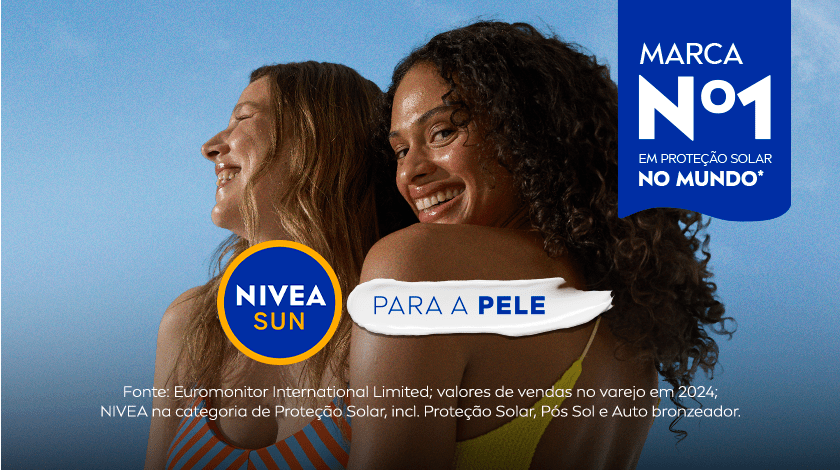 Duas mulheres sorrindo, de costas e com roupas de banho, se divertem ao ar livre sob o céu azul. Ao lado esquerdo, o logo da NIVEA aparece seguido pela frase 
